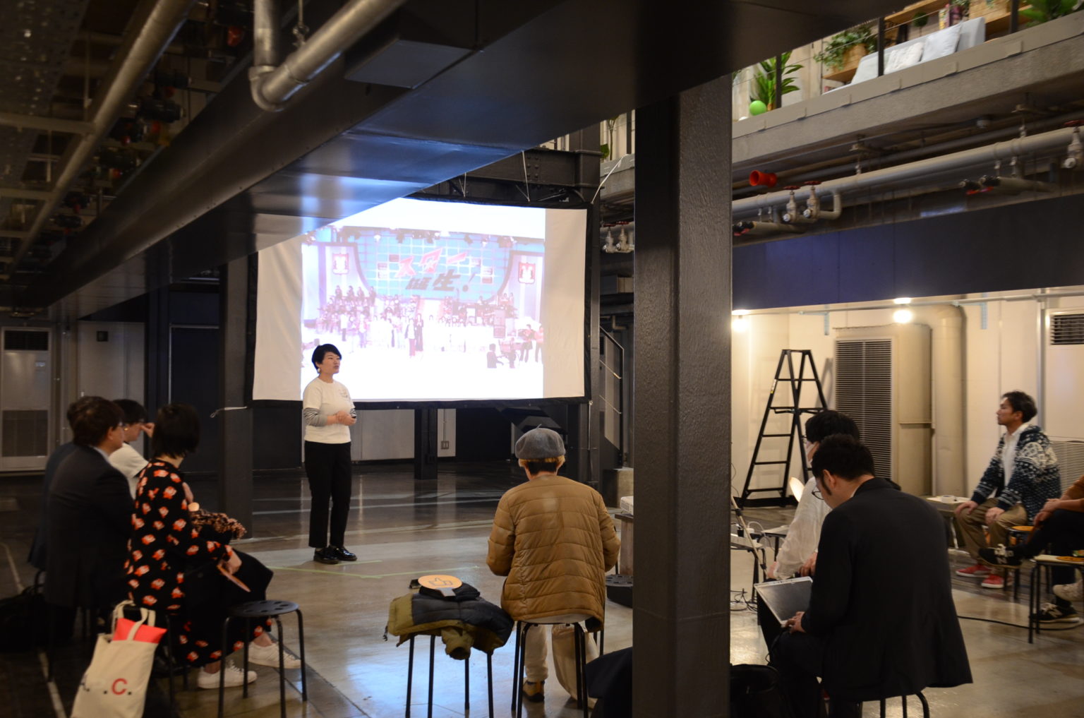 人, 室内, 建物, 天井 が含まれている画像
自動的に生成された説明