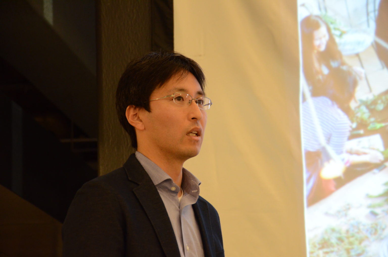 人, 室内, 壁, 衣類 が含まれている画像
自動的に生成された説明
