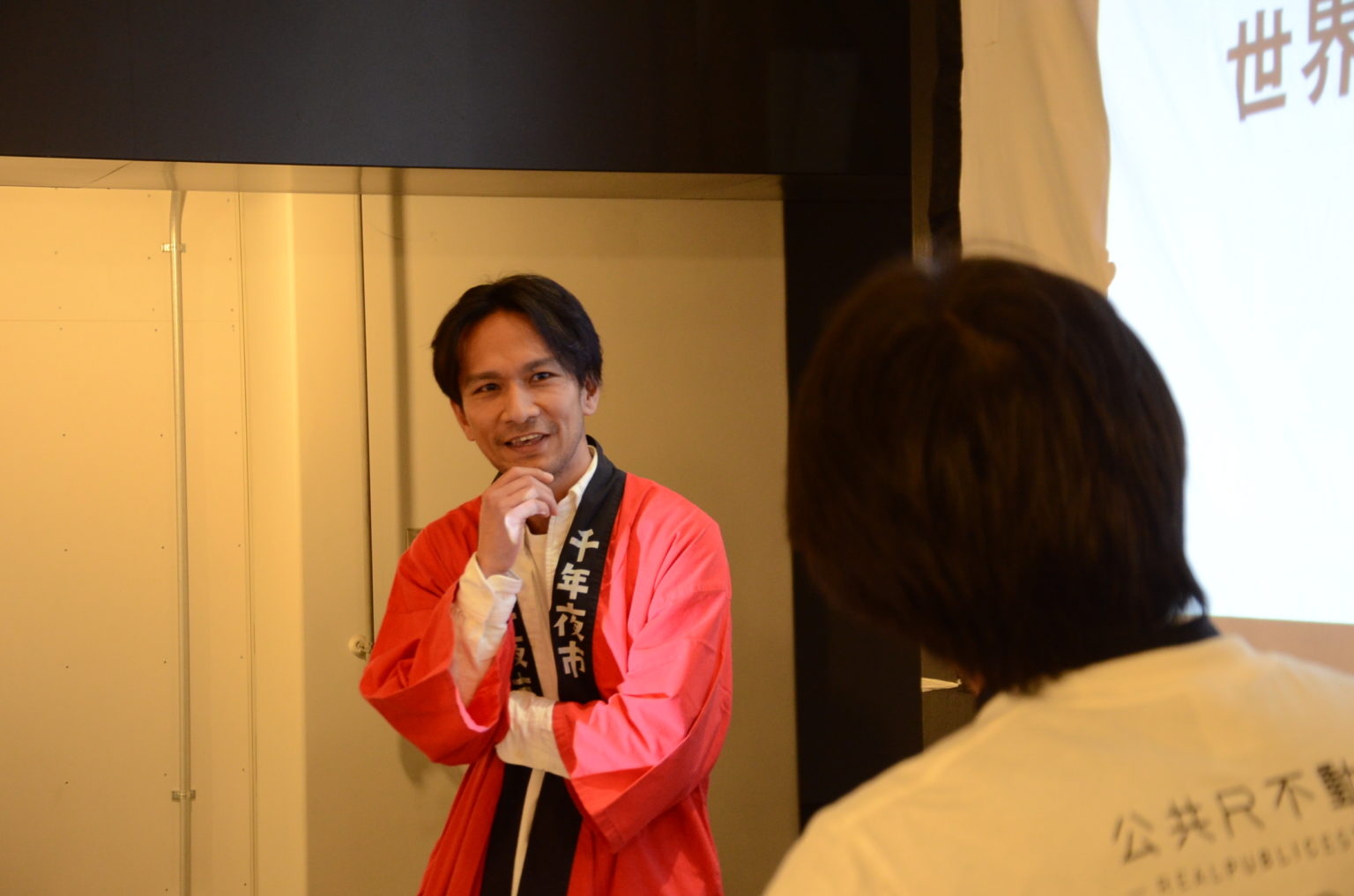 人, 壁, 男性, 室内 が含まれている画像
自動的に生成された説明