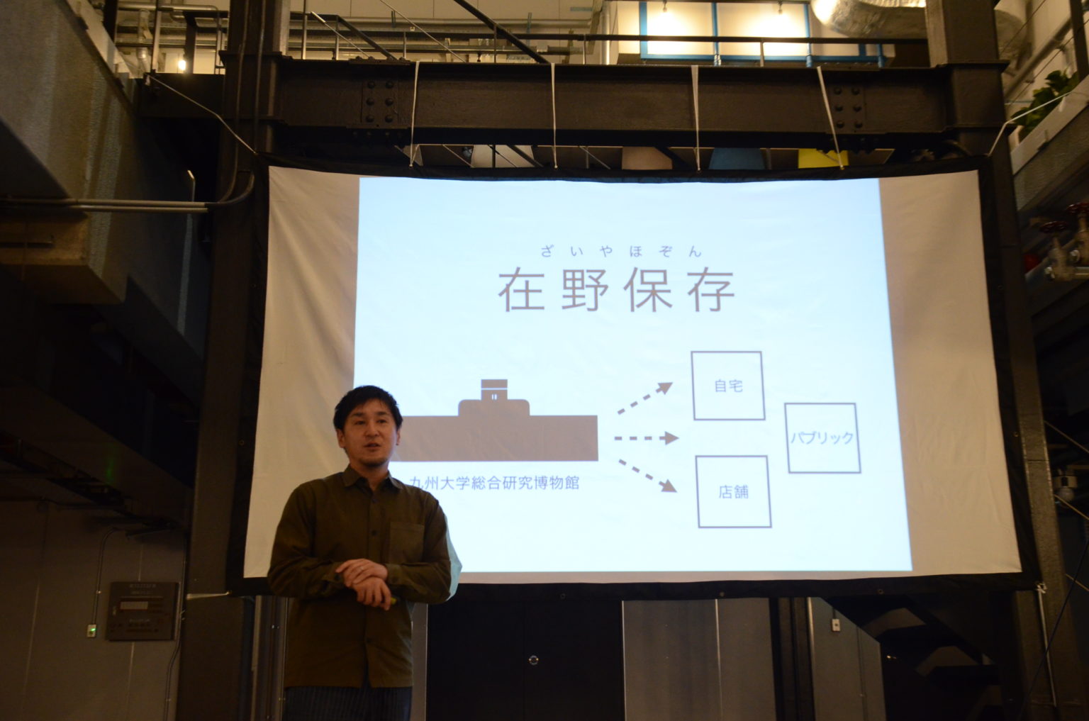 室内, 人, 男性, 立っている が含まれている画像
自動的に生成された説明